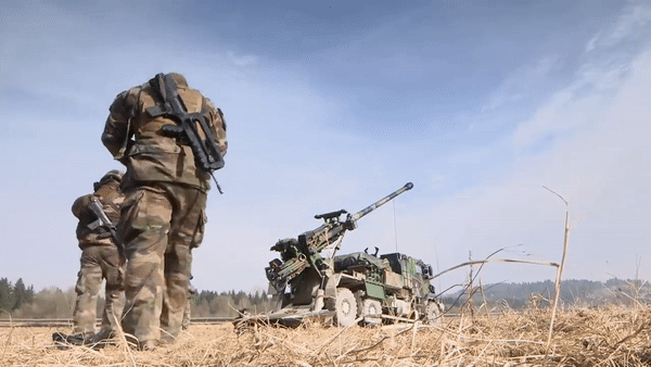  'Chiến thuật phi tiêu chuẩn' Ukraine áp dụng với pháo Caesar khi tấn công đảo Rắn ảnh 20