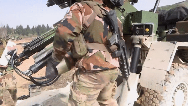  'Chiến thuật phi tiêu chuẩn' Ukraine áp dụng với pháo Caesar khi tấn công đảo Rắn ảnh 17