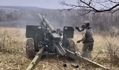 Lính Ukraine khai hỏa lựu pháo M101 hơn 80 năm tuổi ảnh 2