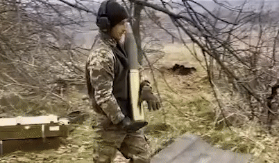 Lính Ukraine khai hỏa lựu pháo M101 hơn 80 năm tuổi ảnh 1