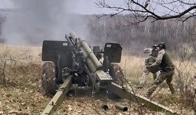 Lính Ukraine khai hỏa lựu pháo M101 hơn 80 năm tuổi ảnh 3