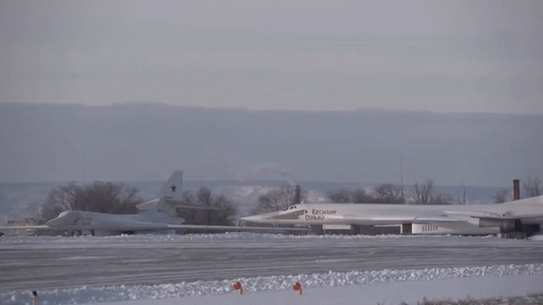 'Thiên nga trắng' Tu-160 Nga đổ dồn về căn cứ Engels khiến Ukraine phải đề phòng ảnh 29