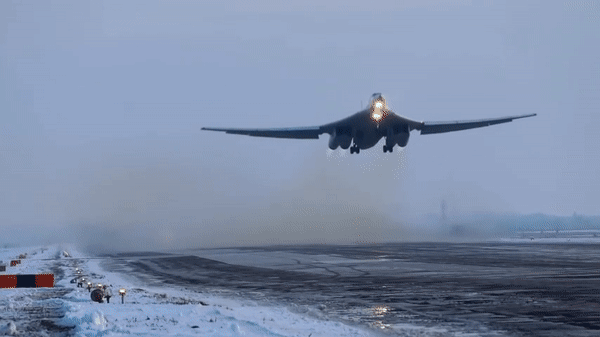 'Thiên nga trắng' Tu-160 Nga đổ dồn về căn cứ Engels khiến Ukraine phải đề phòng ảnh 23