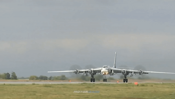'Gấu bay' Tu-95MS Nga bị loạt chiến đấu cơ mạnh nhất của Mỹ - Nhật cùng áp sát ảnh 18