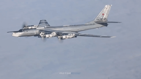 'Gấu bay' Tu-95MS Nga bị loạt chiến đấu cơ mạnh nhất của Mỹ - Nhật cùng áp sát ảnh 12