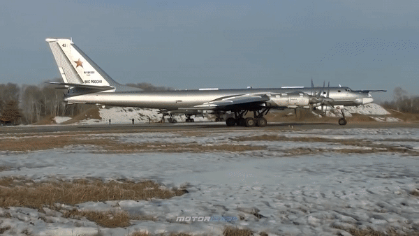 'Gấu bay' Tu-95MS Nga bị loạt chiến đấu cơ mạnh nhất của Mỹ - Nhật cùng áp sát ảnh 9