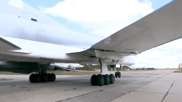 Nga cáo buộc Ukraine tập kích căn cứ oanh tạc cơ chiến lược khiến Tu-22M3 bị hỏng ảnh 20