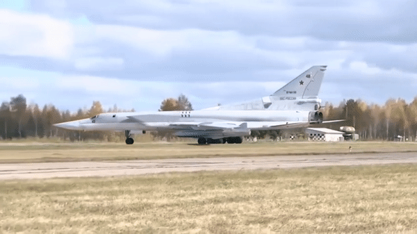 Nga cáo buộc Ukraine tập kích căn cứ oanh tạc cơ chiến lược khiến Tu-22M3 bị hỏng ảnh 19