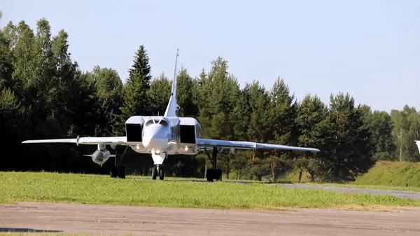 Nga cáo buộc Ukraine tập kích căn cứ oanh tạc cơ chiến lược khiến Tu-22M3 bị hỏng ảnh 22