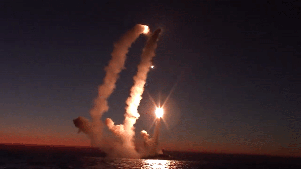 Tên lửa từ tàu chiến và máy bay ném bom chiến lược Nga ào ạt tập kích Ukraine ảnh 1