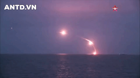 Tên lửa từ tàu chiến và máy bay ném bom chiến lược Nga ào ạt tập kích Ukraine ảnh 11