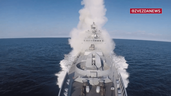 Tên lửa từ tàu chiến và máy bay ném bom chiến lược Nga ào ạt tập kích Ukraine ảnh 4