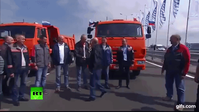Tổng thống Putin lái xe thị sát cầu Crimea ảnh 2