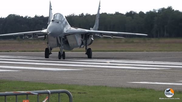 Dòng chiến đấu cơ hạng nhẹ MiG-29 huyền thoại của Nga ảnh 19
