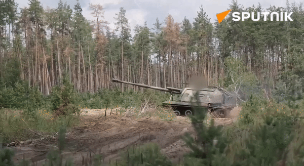 Pháo tự hành 2S19M2 Nga đi thẳng từ nhà máy chế tạo ra tiền tuyến