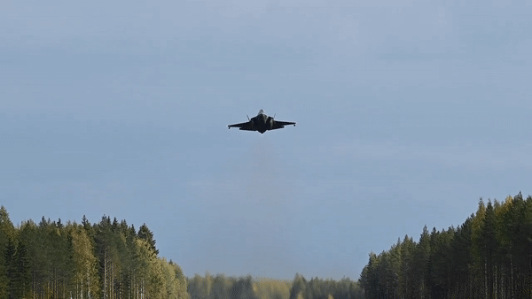 Tiêm kích F-35A lần đầu cất- hạ cánh trên đường cao tốc tại châu Âu