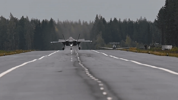Tiêm kích F-35A lần đầu cất- hạ cánh trên đường cao tốc tại châu Âu