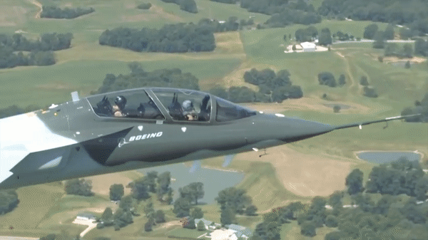 Phi cơ T-7 Red Hawk - trường dạy bay trên không cho phi công F-22 và F-35 Mỹ