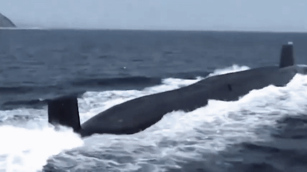 Siêu tàu ngầm hạt nhân chiến lược của Anh suýt bị ép nát dưới lòng đại dương