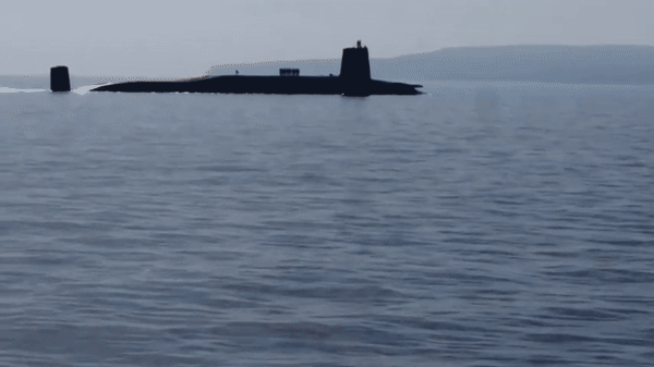 Siêu tàu ngầm hạt nhân chiến lược của Anh suýt bị ép nát dưới lòng đại dương