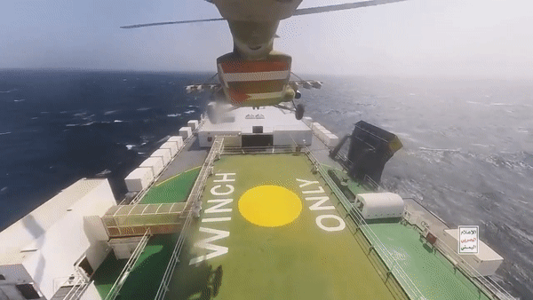 Cận cảnh lực lượng Houthi dùng trực thăng Mi-8 để đổ bộ và bắt giữ tàu hàng trên Biển Đỏ