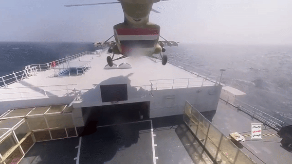 Cận cảnh lực lượng Houthi dùng trực thăng Mi-8 để đổ bộ và bắt giữ tàu hàng trên Biển Đỏ