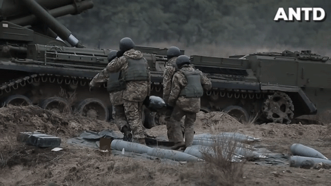 [ẢNH] Ukraine triển khai siêu pháo bắn đạn hạt nhân tới miền Đông, Nga lo lắng