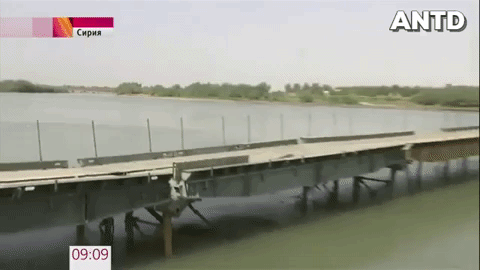 [ẢNH] Biến nỗi đau thành sức mạnh, Nga xây dựng cây cầu chỉ trong 2 ngày để diệt IS