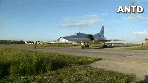 [ẢNH] Khoảnh khắc đáng sợ khi Tu-22 của Nga trượt đường băng, đứt rời cánh