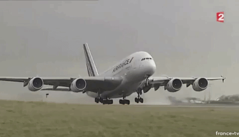 Thở phào khi siêu phi cơ A380 chở theo 520 người, bị tróc động cơ vẫn hạ cánh an toàn