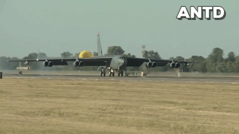 [ẢNH] Pháo đài bay B-52 Mỹ tung hoành nhưng lại bị Su-35 Nga 