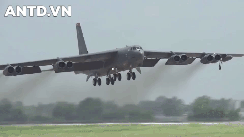 [ẢNH] Mỹ điều B-52 sẵn sàng ném bom rải thảm nếu đối phương tiếp cận xác F-35A Nhật Bản
