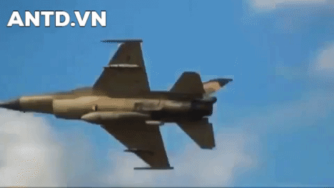 [ẢNH] Chiến đấu cơ F-16 bay trên bầu trời Venezuela trong ngày quốc khánh