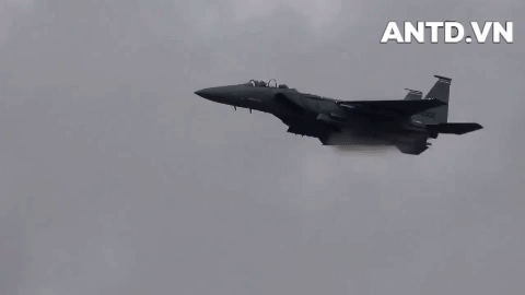 [ẢNH] Chiến đấu cơ F-15E Mỹ tung đòn không kích phá nát căn cứ chỉ huy cũ của mình tại Syria