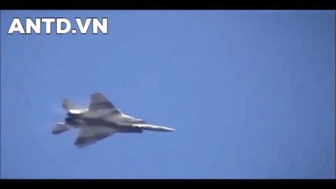 [ẢNH] F-15E Mỹ không kích tự phá hủy kho đạn cực lớn của mình tại Syria