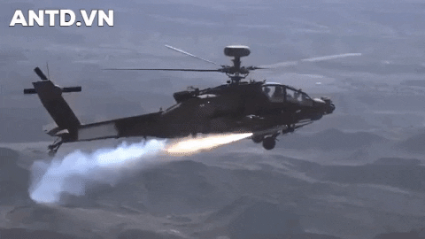 [ẢNH] ‘Hung thần’ Apache Mỹ bay thấp, thị uy sức mạnh với quân cảnh Nga?