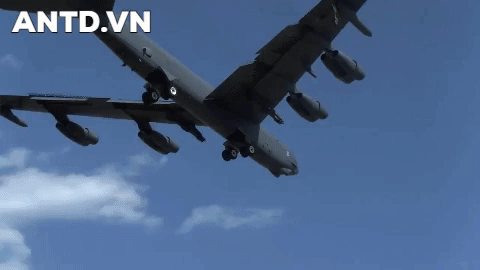 [ẢNH] Pháo đài bay B-52 Mỹ diễn tập 'voi đi bộ' ở đảo Guam