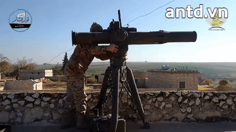 [ẢNH] Phiến quân Syria dùng tên lửa TOW Mỹ hủy diệt xe tăng T-72 Syria