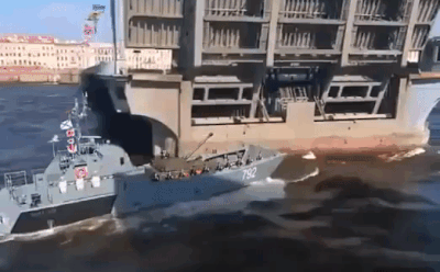 [ẢNH] Sự cố hy hữu trong lễ duyệt binh của Hải quân Nga