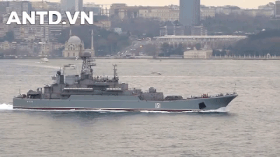 [ẢNH] Chiến sự khốc liệt, Nga cấp tốc điều tàu vận tải chở đầy xe tăng sang Syria