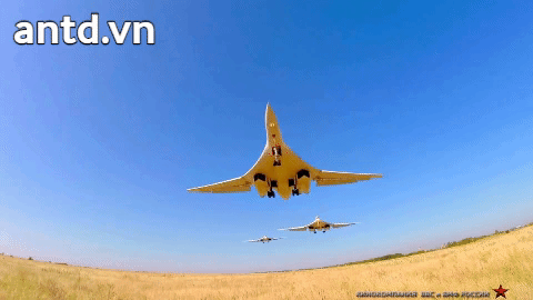 [ẢNH] Cú tăng tốc kinh hoàng của Tu-160 khiến F-35 