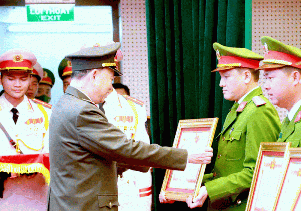 Đại tướng Tô Lâm - Bộ trưởng Bộ Công an - trao danh hiệu &quot;Chiến sĩ thi đua toàn quốc&quot; tặng Trung tá Nguyễn Anh Tuấn