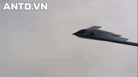 [ẢNH] Máy bay ném bom khổng lồ B-2 Spirit vỗ cánh như chim