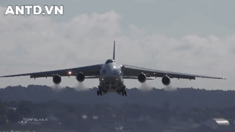[ẢNH] Nga cho vận tải cơ quân sự lớn nhất thế giới thị uy màn 