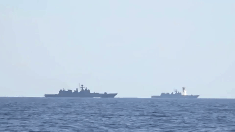 [ẢNH] 'Sát thần Kalibr' phóng xịt, lộn nhiều vòng trên đầu chiến hạm Nga
