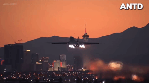Máy bay ném bom chiến lược B-1B Lancer Mỹ bất ngờ bốc cháy dữ dội