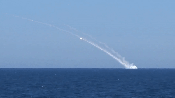 Tên lửa Kalibr Nga ồ ạt tập kích, phá hủy kho vũ khí Mỹ chuyển cho Ukraine