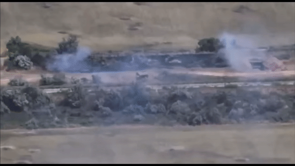 Đoàn xe tăng Nga ẩn mình dưới công sự ngầm vẫn bị pháo binh Ukraine tiêu diệt