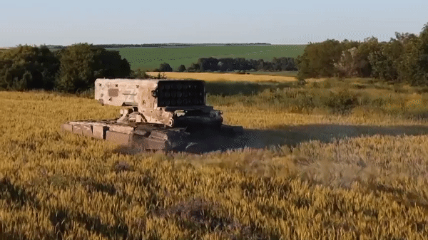 Nga đăng video 'hỏa thần nhiệt áp' TOS-1A 'thiêu rụi' mục tiêu của quân đội Ukraine