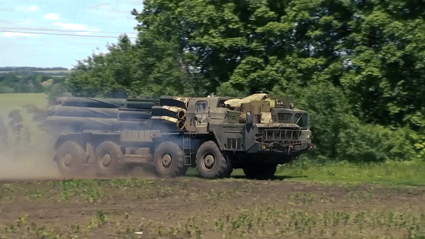 Quân đội Ukraine điều 'cuồng phong lửa' BM-30 tăng cường cho mặt trận Donbass